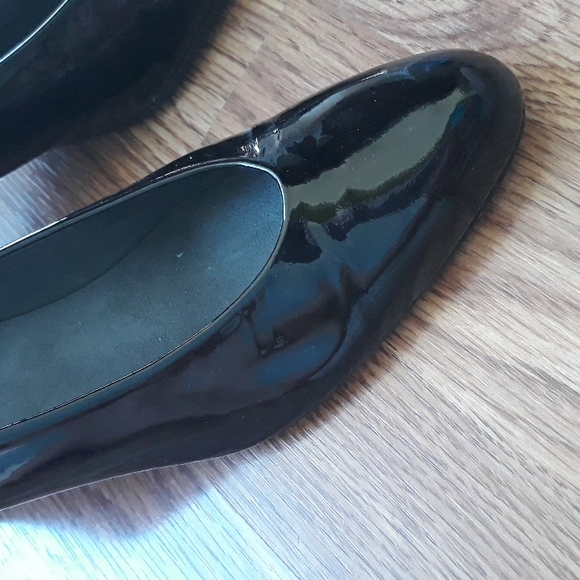 Stuart Weitzman black patent leather heels. Size 7 - Picture 3 of 10